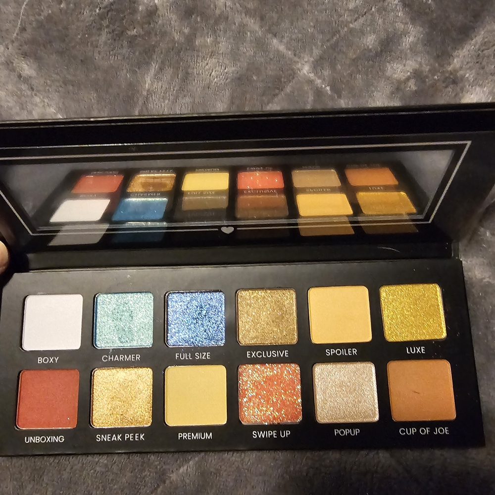 Gold and Blue Eyeshadow Palette with Vibrant Shades
